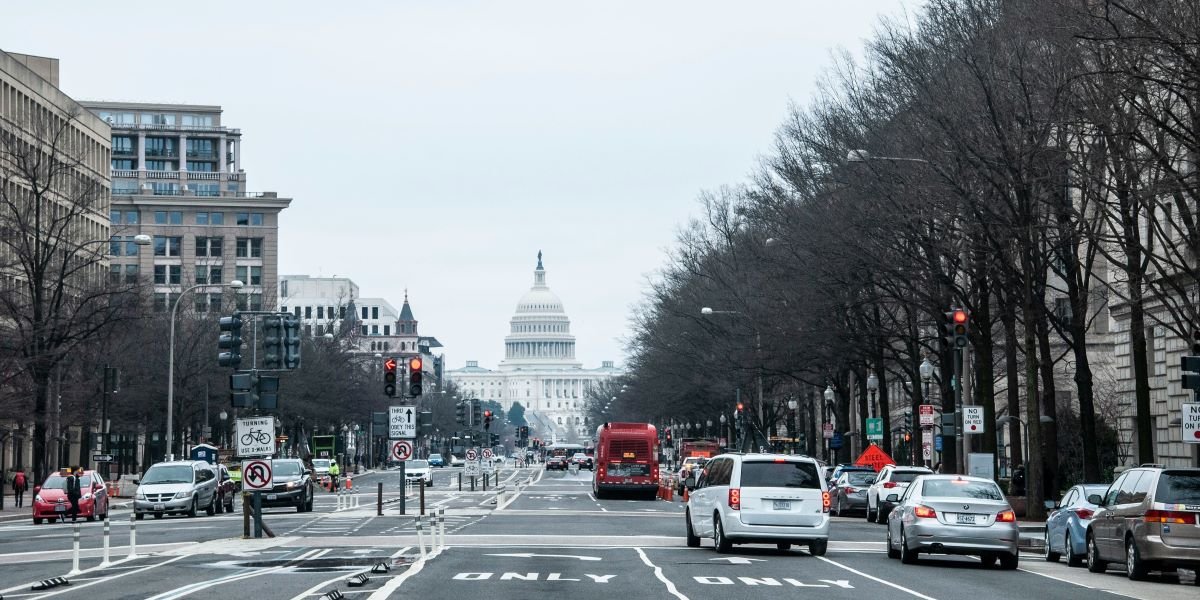 How the Federal Reserve Sets Interest Rates Explained
