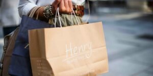 U.S. Retail Sales Jump 0.9% as Consumer Strength Tests Fed