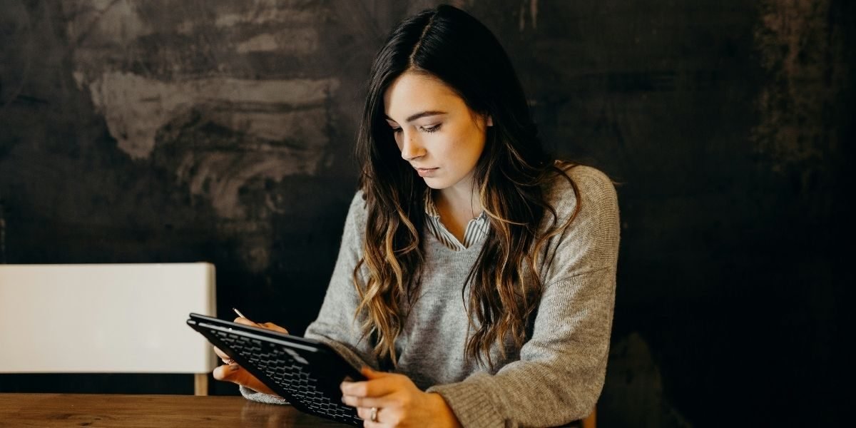 The Digital Transformation of Reading E-Books and Their Role in Modern Knowledge Sharing