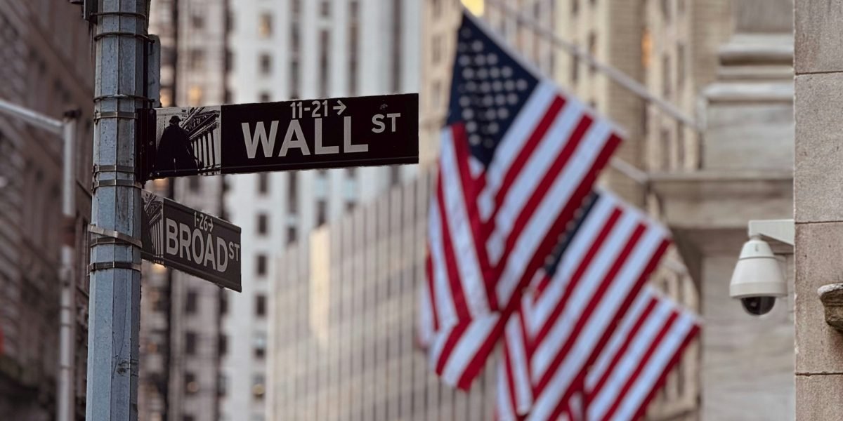 US Business Investment Jumps: Capital Goods Surge Signals Resilience & Tech Spending